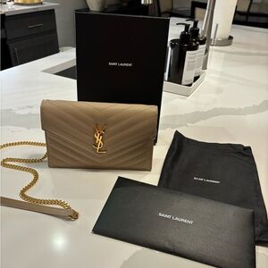 YSL CASSANDRE ENVELOPE CHAIN WALLET IN GRAIN DE POUDRE LEATHER